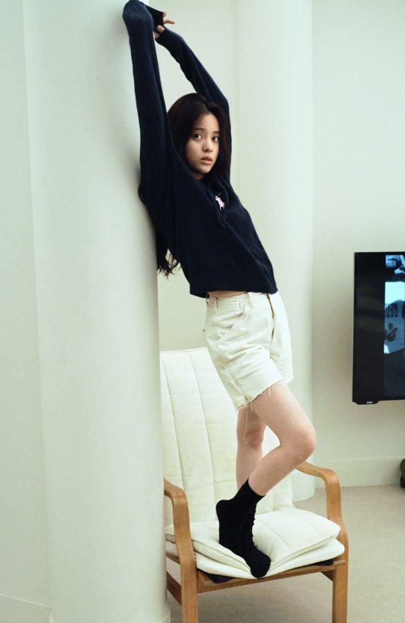 《T Magazine》欧阳娜娜牛仔裤白脚丫美照(3/5)