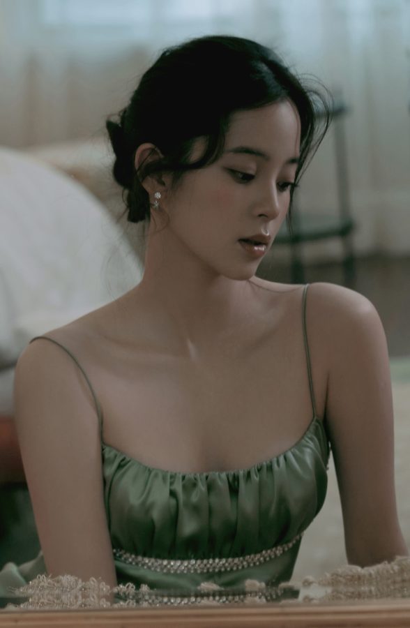欧阳娜娜一袭优雅的绿色漏肩礼裙半卧在沙发里秀美足(7/7)