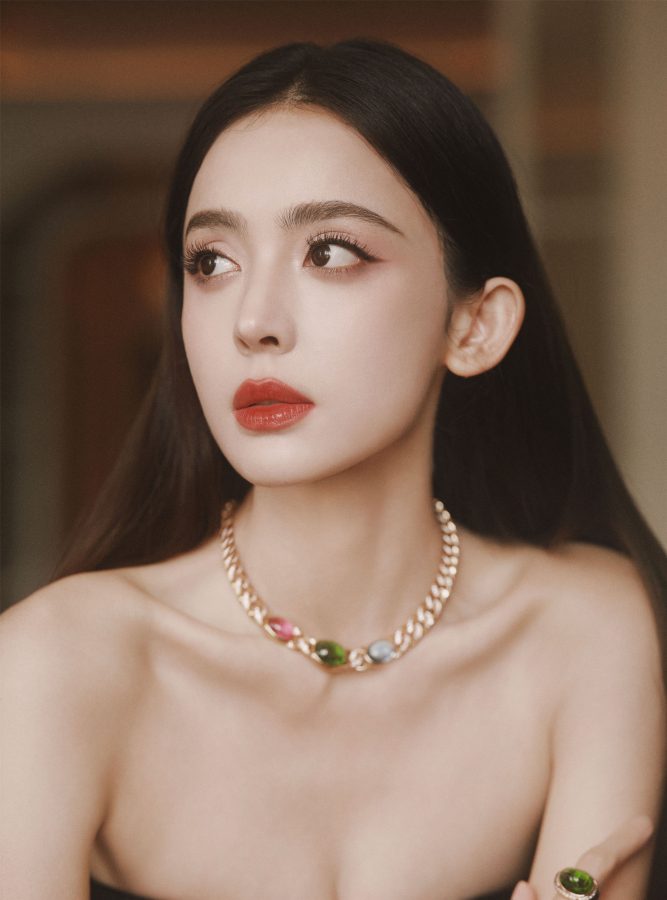 古力娜扎穿黑色抹胸晚礼服秀沟如如美丽的黑天鹅(8/10)