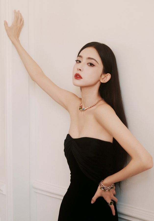 古力娜扎穿黑色抹胸晚礼服秀沟如如美丽的黑天鹅(5/10)