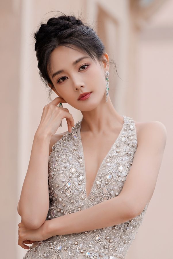 喷泉边的银色女神李一桐亮片裙闪耀动人，尽显修长美腿和优雅气质！(5/6)