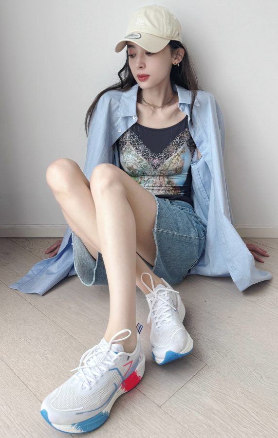 古力娜扎衬衫配牛仔短裤运动鞋美腿洁白(1/2)