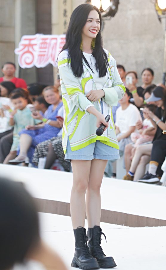 《花儿绽放》姚晨宽松印花衬衫下的细美腿吸睛(1/2)