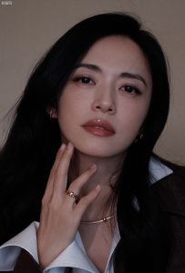 姚晨中性风下演绎知性风情，高跟凉鞋内的纤细玉足成亮点！