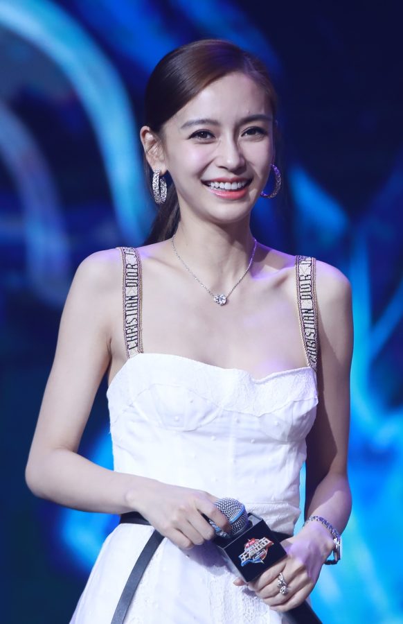 Angelababy杨颖穿吊带低胸白裙踩迪奥高跟鞋脚背细嫩(4/7)
