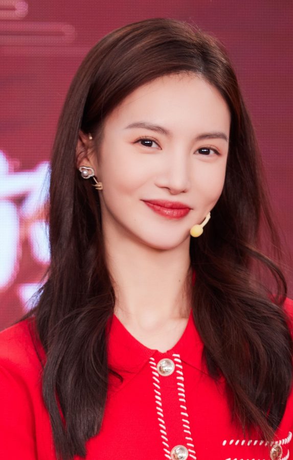 金晨光脚拍照，一袭红色连衣短裙更显肌肤洁白(8/9)