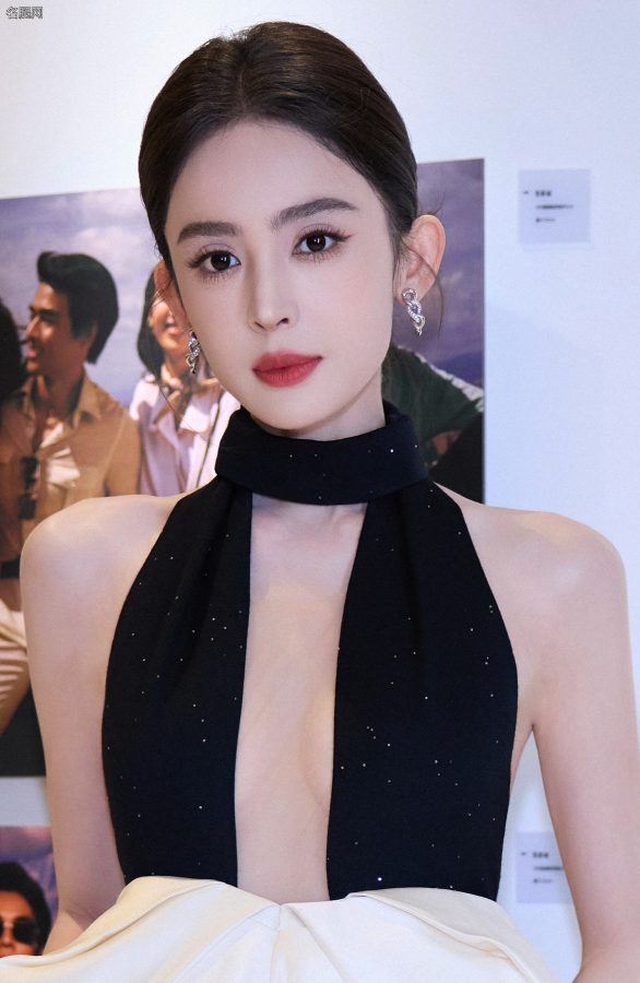 女明星古力娜扎穿露背修身礼服踩细高跟出席PhotoVOGUE展览启幕派对(19/21)