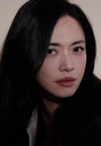 姚晨中性风下演绎知性风情，高跟凉鞋内的纤细玉足成亮点！