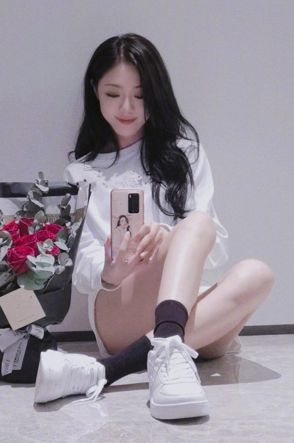 邓家佳晒运动风私服：大秀纤细美腿，少女感十足！(4/4)