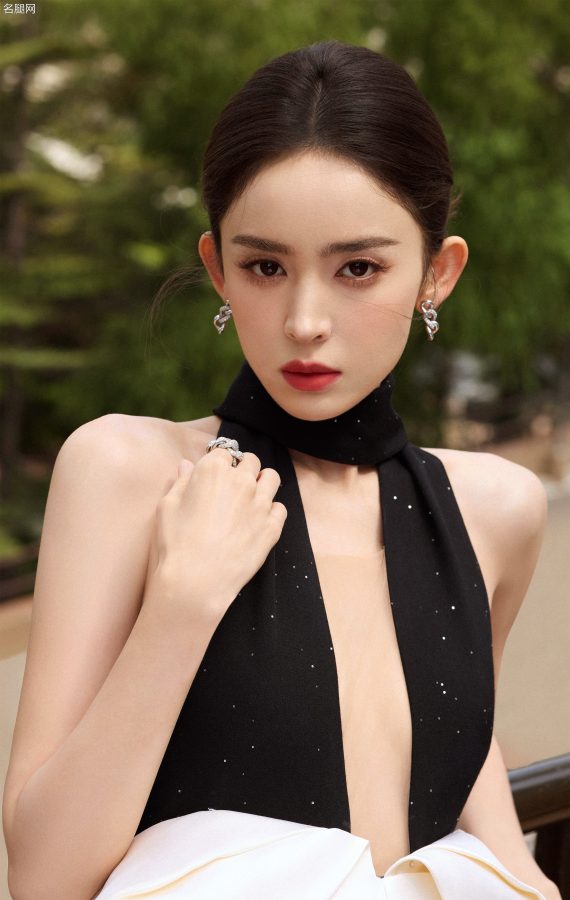 女明星古力娜扎穿露背修身礼服踩细高跟出席PhotoVOGUE展览启幕派对(15/21)