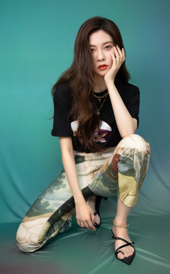 宋妍霏个性印花裤搭配细带凉鞋玉足白滑(4/21)