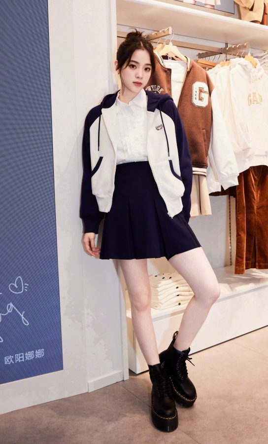 欧阳娜娜现身GAP服装店大秀少女玉腿(1/5)