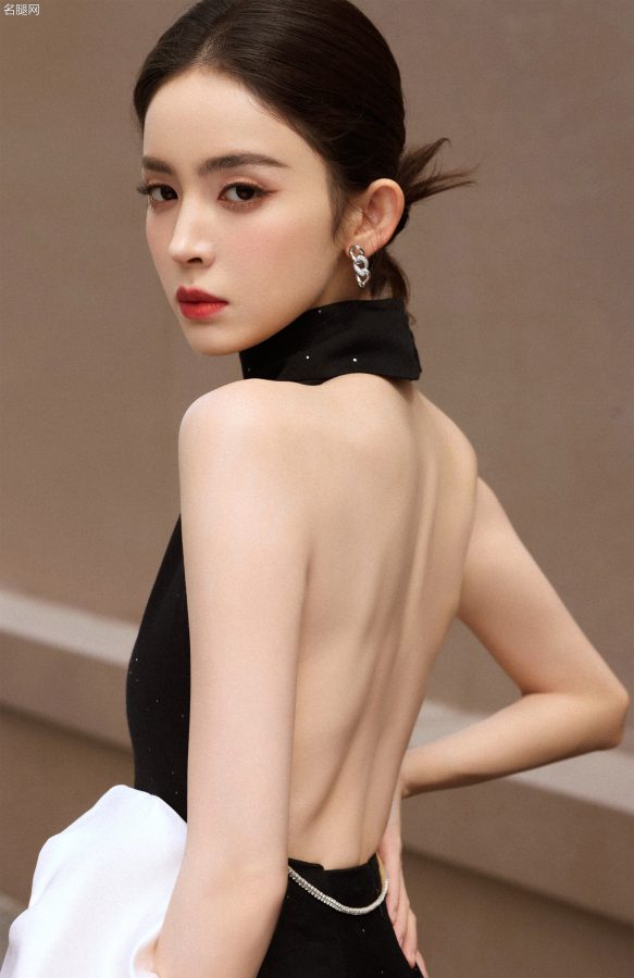 女明星古力娜扎穿露背修身礼服踩细高跟出席PhotoVOGUE展览启幕派对(9/21)