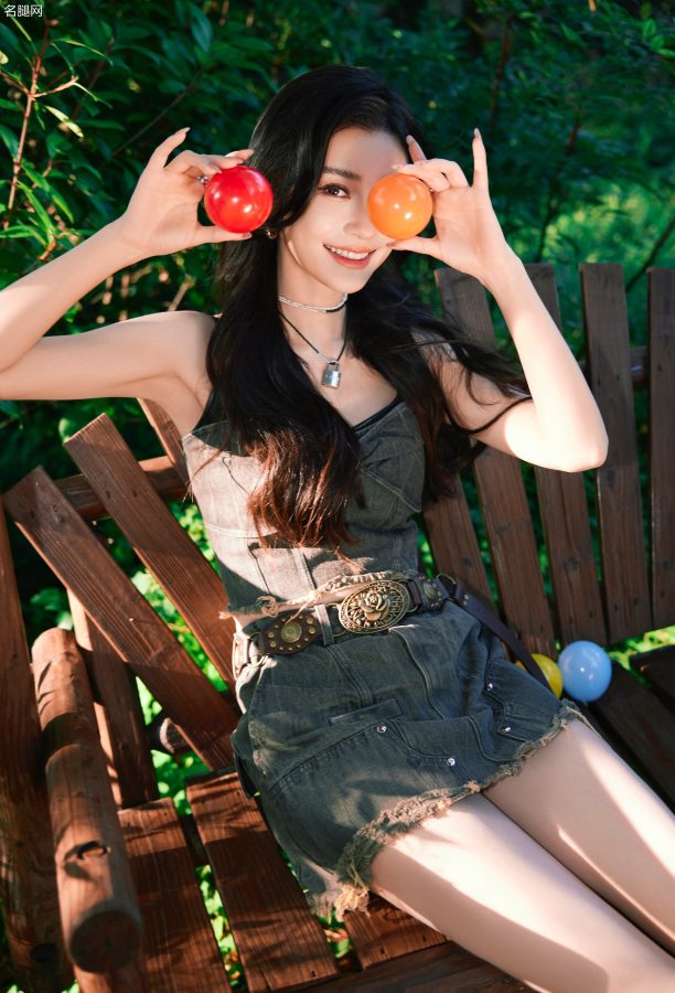 Angelababy牛仔套装超短裙搭配运动鞋展现无瑕细美腿(3/10)