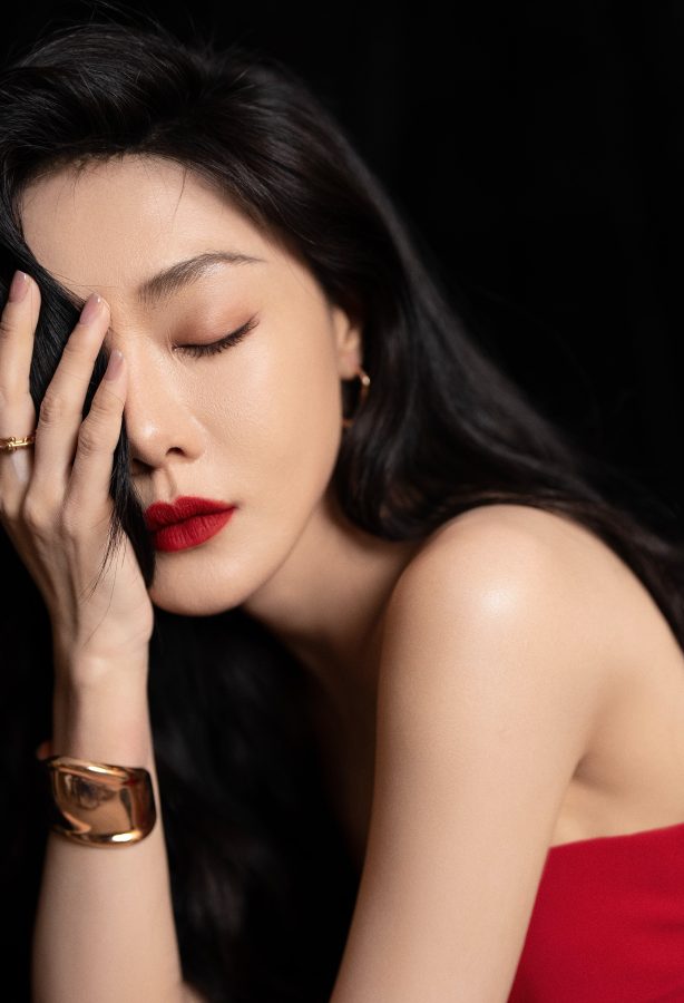 邓家佳红色抹胸裙惊艳亮相：凹凸有致好身材，性感又大气！(6/7)