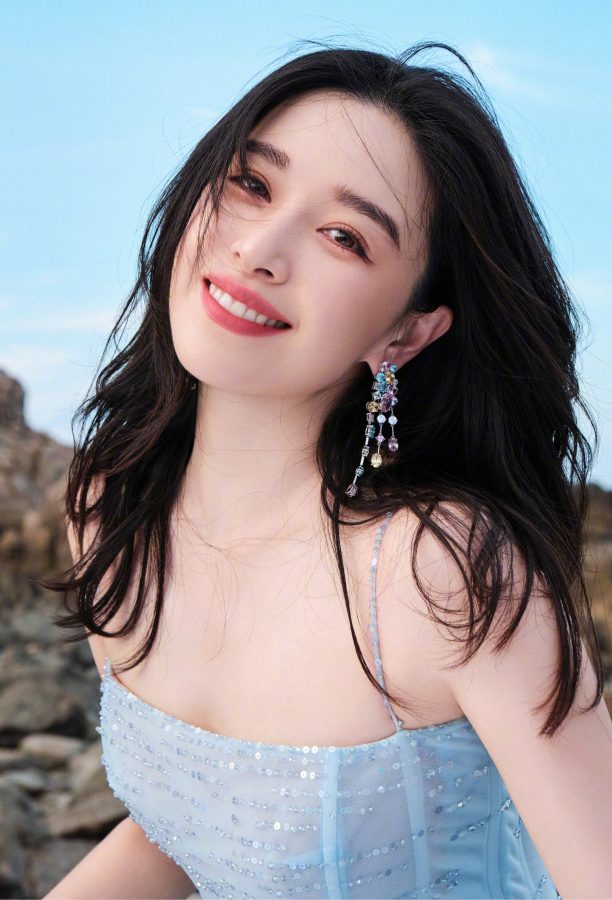 女明星阚清子穿低胸吊带礼服趴在海边礁石上大秀事业线(4/5)