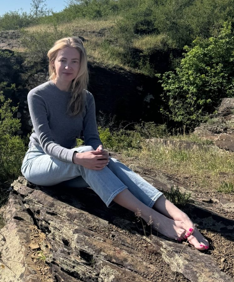 Natalia Poklonskaya休闲装扮在山巅上的赤足魅力(2/3)