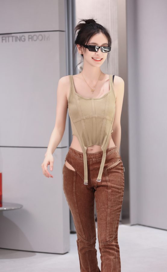 Angelababy穿露脐装配紧身牛仔裤展现妖娆身材(1/2)
