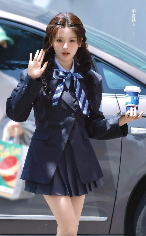 杨超越穿一套学院风蓝色西装制服展现青春魅力(4/6)