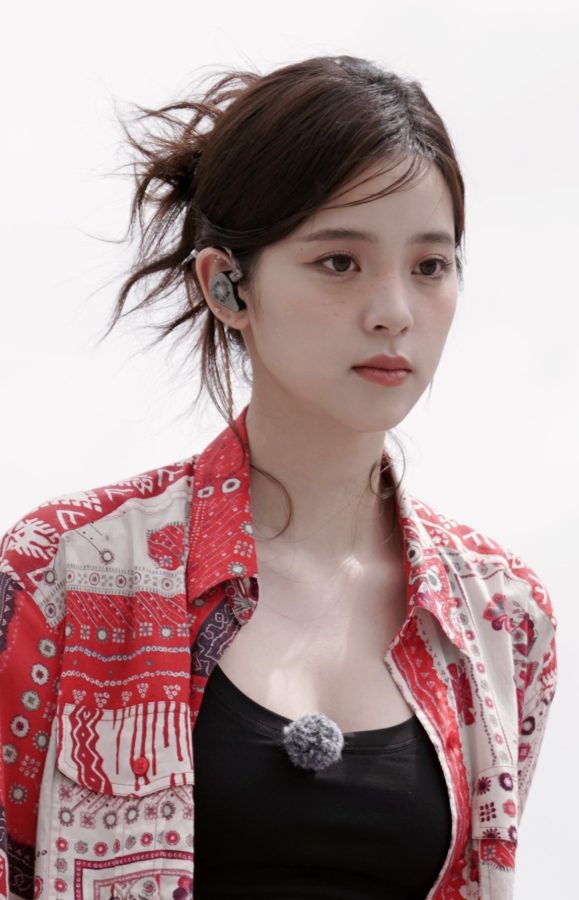 欧阳娜娜印花衬衫搭热裤秀出一双白皙大白腿(4/4)