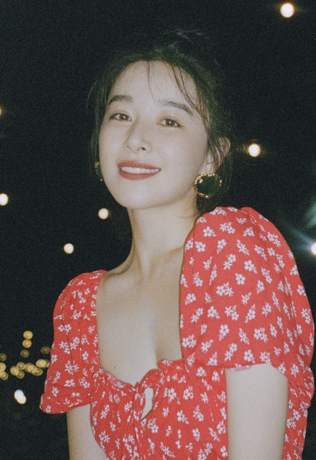 阚清子身着低胸印花连衣裙秀出白皙美沟(7/12)