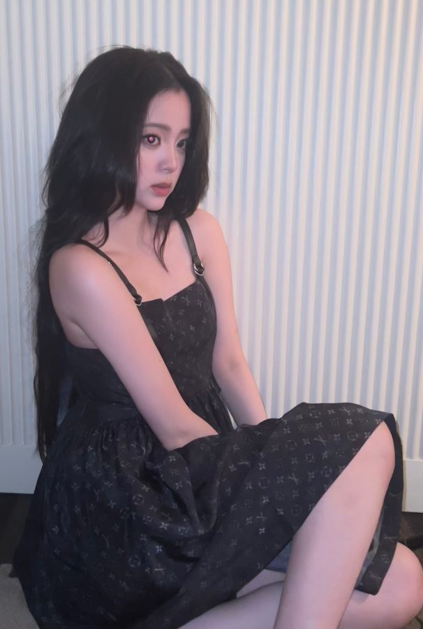 欧阳娜娜居家风：黑色吊带裙尽显慵懒性感(3/4)