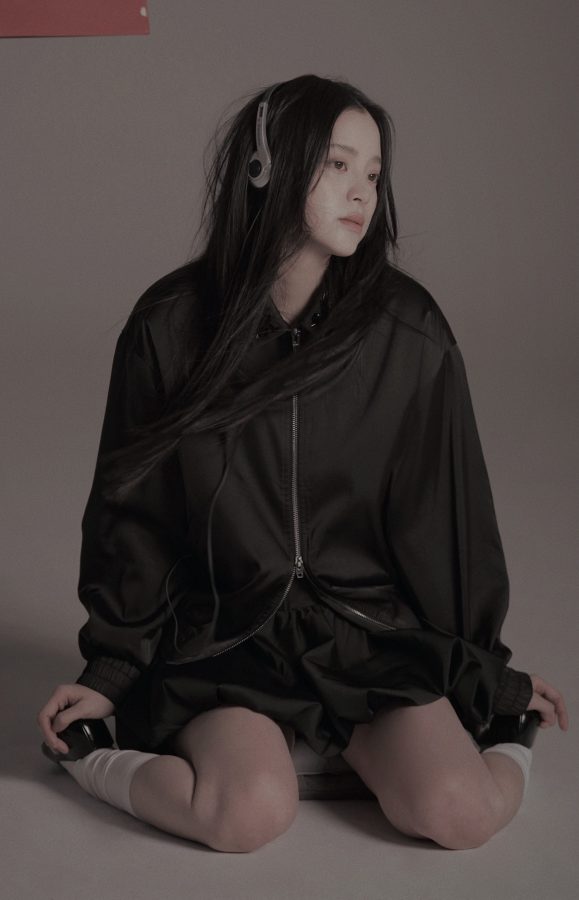 欧阳娜娜酷黑造型玩转时尚，潮流搭配尽显青春美腿(4/6)