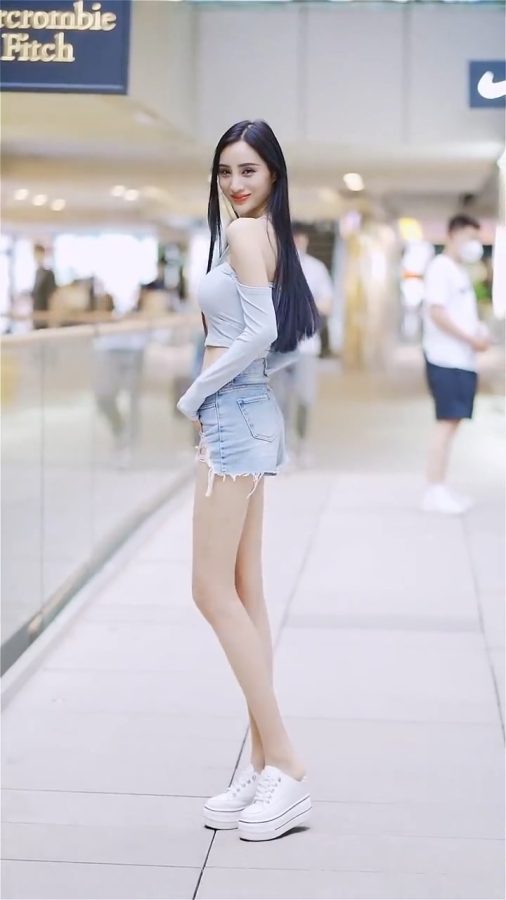 吴春怡在机场穿牛仔热裤展现逆天长腿(2/2)