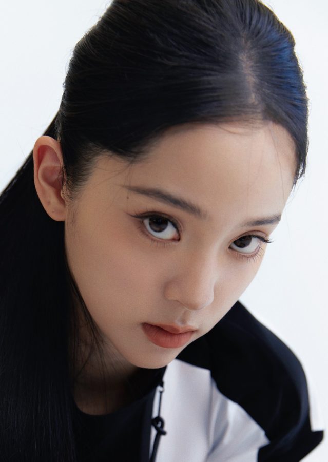 黑白时尚风潮！欧阳娜娜大胆演绎个性穿搭，大秀纤细美腿(3/5)