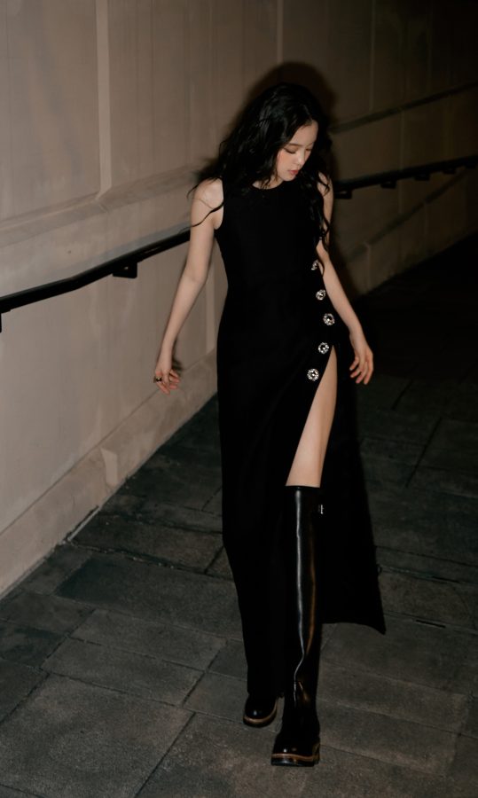 欧阳娜娜高开叉黑裙秀美腿，性感指数爆棚(4/8)