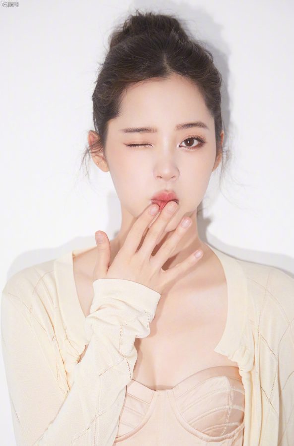 欧阳娜娜在户外穿低胸短裙秀出白皙玉腿(8/11)