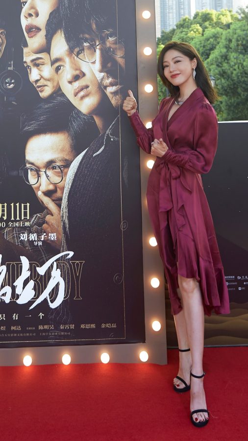 邓家佳脚踩StuartWeitzman思缇韦曼高跟鞋参加第36届大众电影百花奖(5/6)