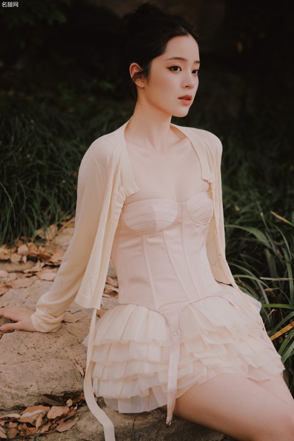 欧阳娜娜在户外穿低胸短裙秀出白皙玉腿(2/11)