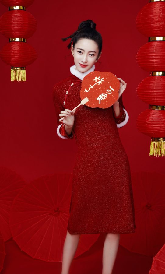王丽坤喜庆写真身着红色中式红裙身材纤瘦(6/6)