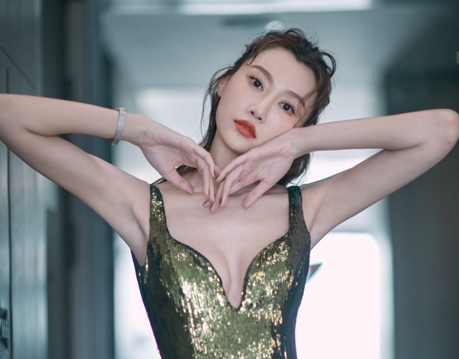 李斯羽穿低胸亮片礼服，细带凉鞋勾勒迷人足踝(3/6)