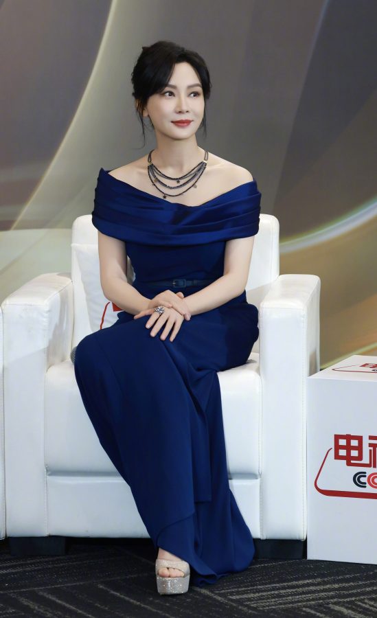 气质女神陈数：深V开叉裙秀美腿，这曲线谁顶得住！(8/9)