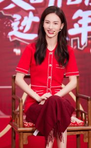 金晨光脚拍照，一袭红色连衣短裙更显肌肤洁白
