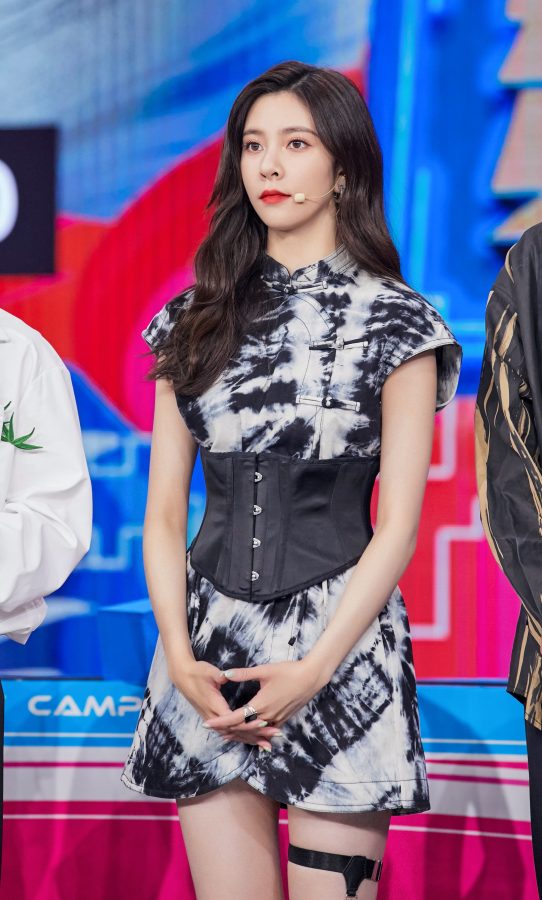  Song Yanfei's tie-dye suit with Martin boots and leg rings shows off her sexy long legs(8/9)
