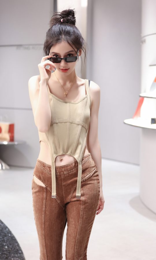 Angelababy穿露脐装配紧身牛仔裤展现妖娆身材(2/2)