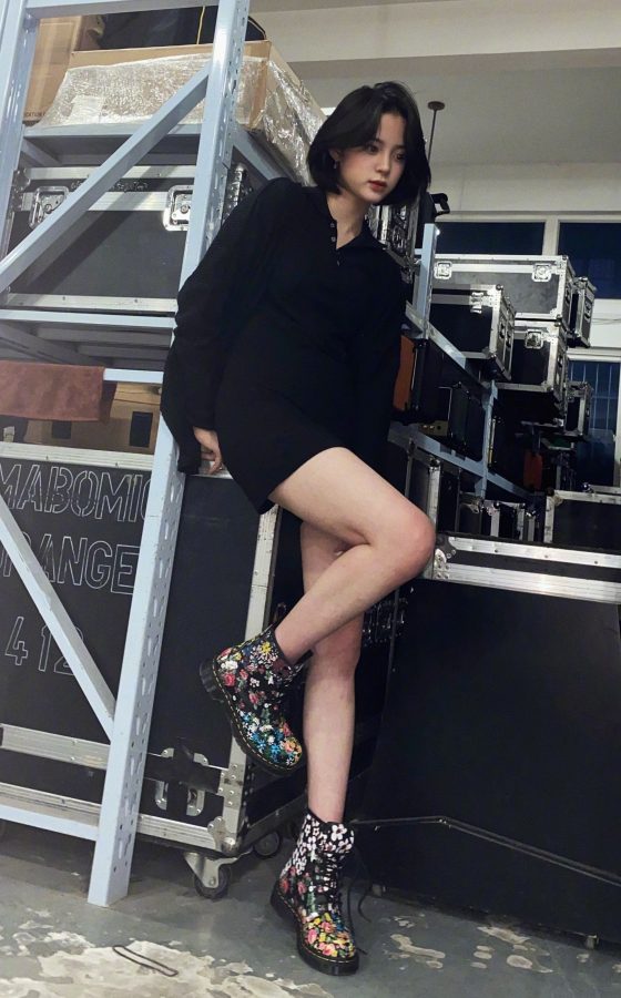 欧阳娜娜街头潮酷范秀白皙少女腿(1/1)