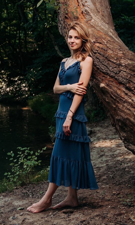 Natalia Poklonskaya森林秘境中蓝色长裙飘逸灵动尽显纤细玉足(1/7)