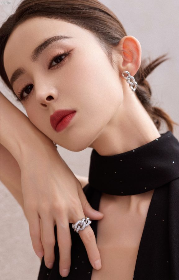 女明星古力娜扎穿露背修身礼服踩细高跟出席PhotoVOGUE展览启幕派对(14/21)