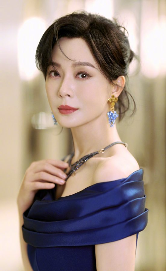 气质女神陈数：深V开叉裙秀美腿，这曲线谁顶得住！(3/9)