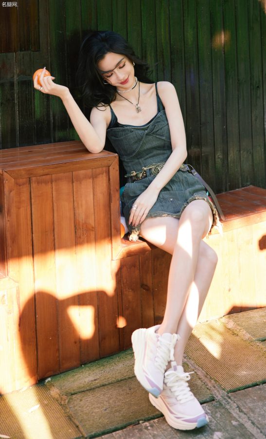 Angelababy牛仔套装超短裙搭配运动鞋展现无瑕细美腿(2/10)