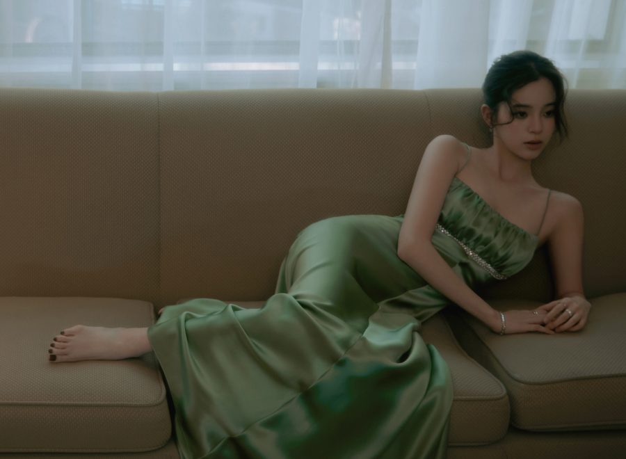 欧阳娜娜一袭优雅的绿色漏肩礼裙半卧在沙发里秀美足(1/7)