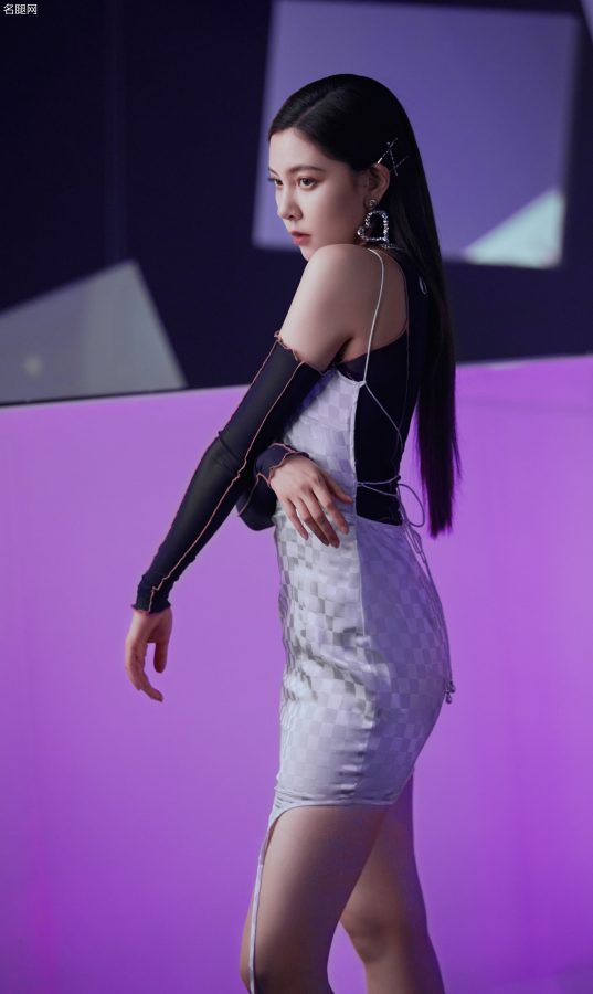 宋妍霏身着超A科幻装置身紫色空间秀光滑美腿(4/7)