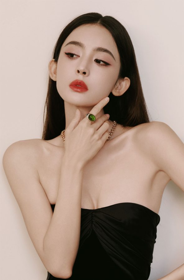 古力娜扎穿黑色抹胸晚礼服秀沟如如美丽的黑天鹅(2/10)