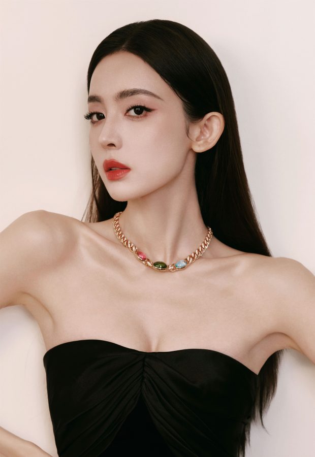 古力娜扎穿黑色抹胸晚礼服秀沟如如美丽的黑天鹅(3/10)