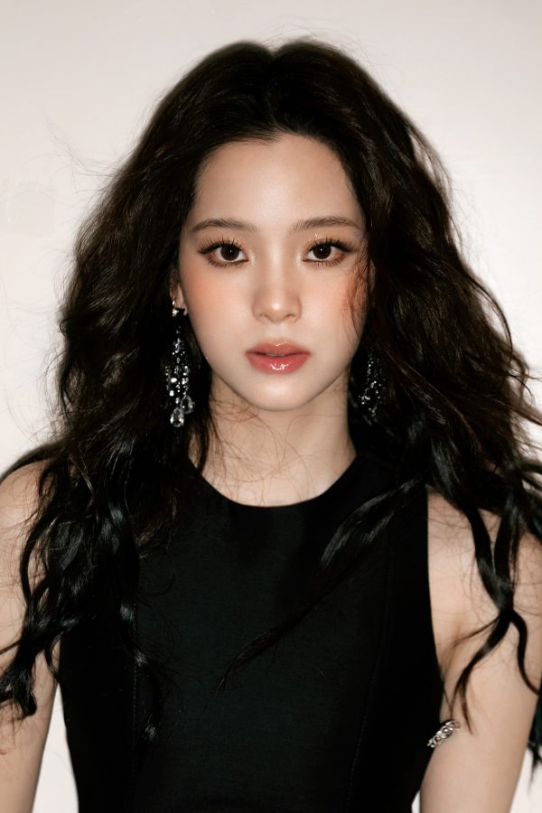 欧阳娜娜高开叉黑裙秀美腿，性感指数爆棚(8/8)