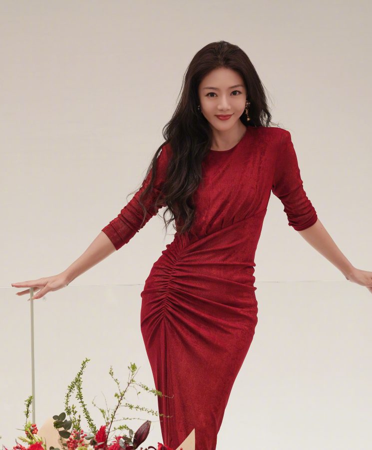 “小姨妈”邓家佳红色礼服美艳动人，谁看了不心动！(2/2)
